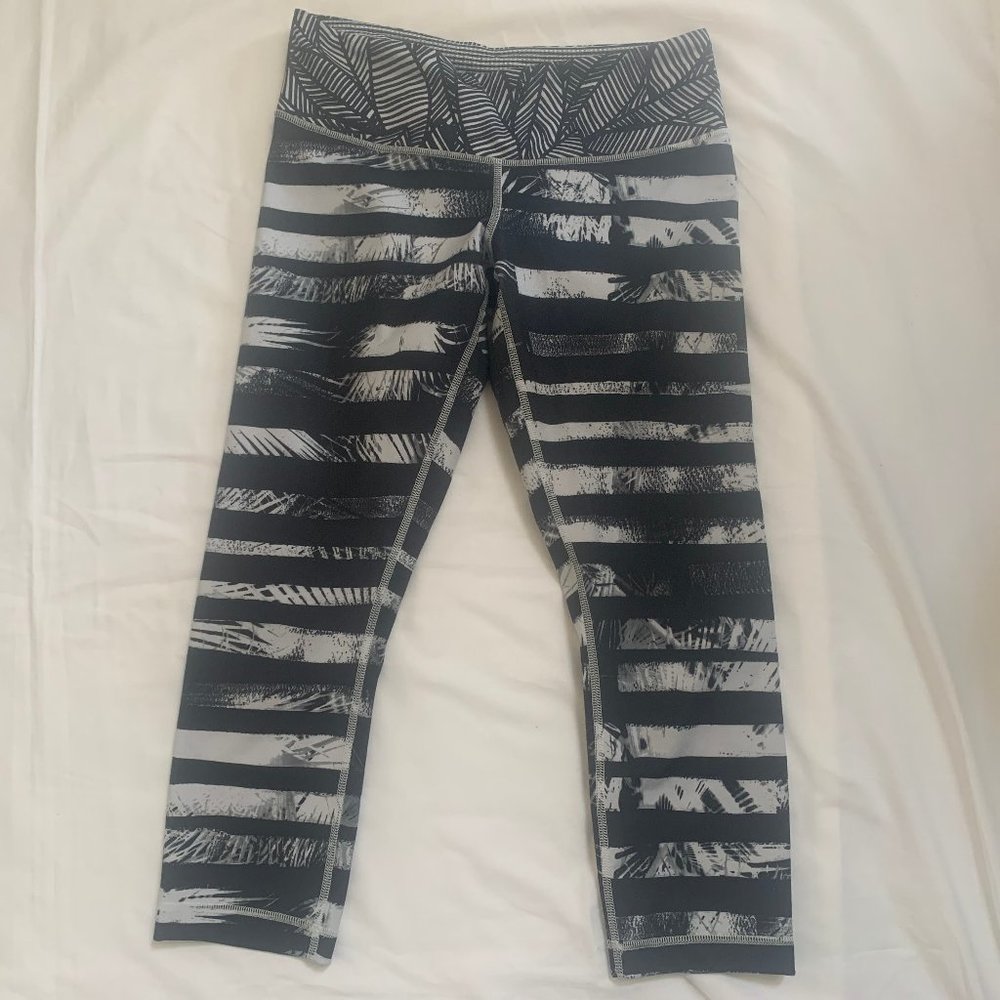 Lululemon Womens Leggings Capri Crop Black White Stripes Fitted Size 8
